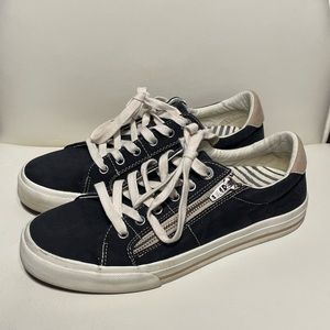 Täōs size 9 sneakers